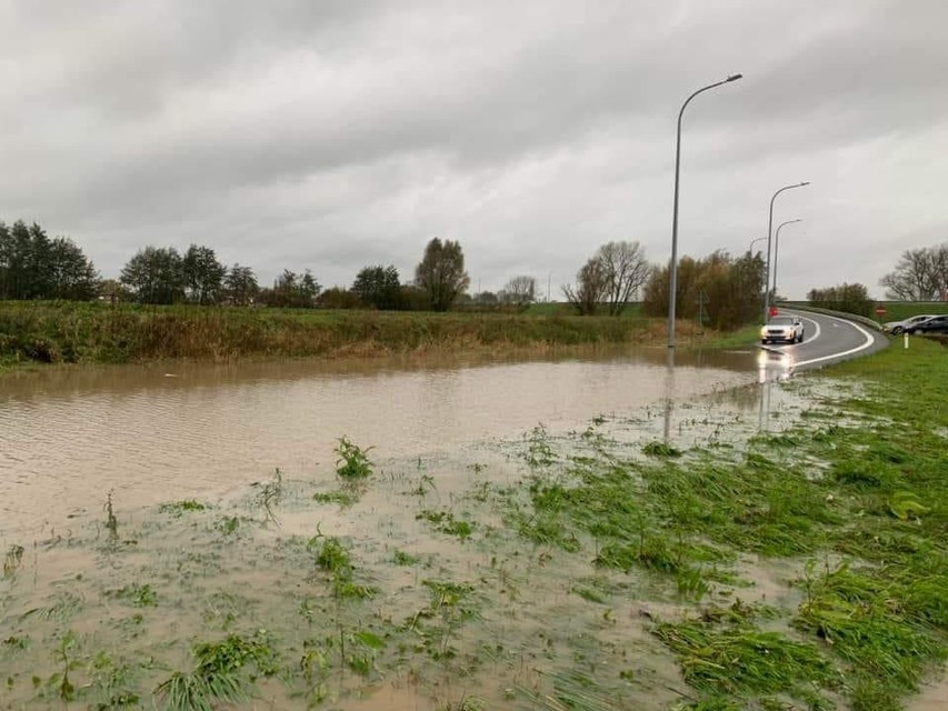 De afrit van de A19 in Geluwe liep dinsdag helemaal onder water. Ook zondag was dat al het geval.