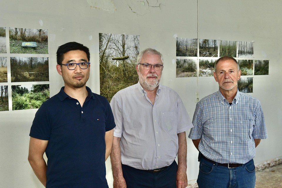 Eugeen De Hondt, Johan Verheyden en Alvin To bij enkele van hun eindwerken.