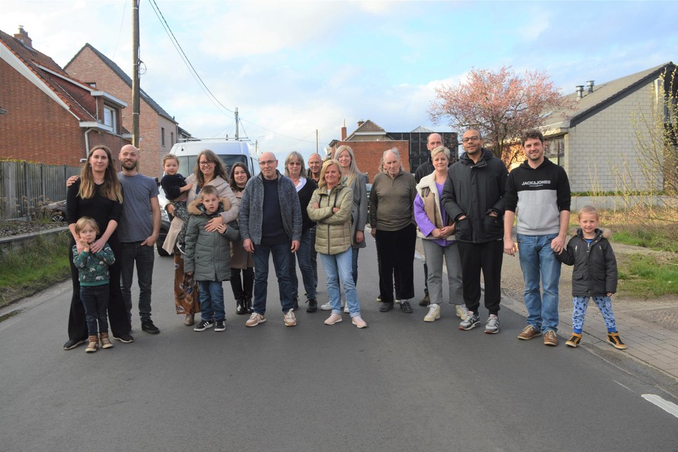 De buren van de Vaartstraat die kreunt onder het zware verkeer. De baan is onlangs vernieuwd, maar toch is de wegmarkering al weggesleten door de vele vrachtwagens.