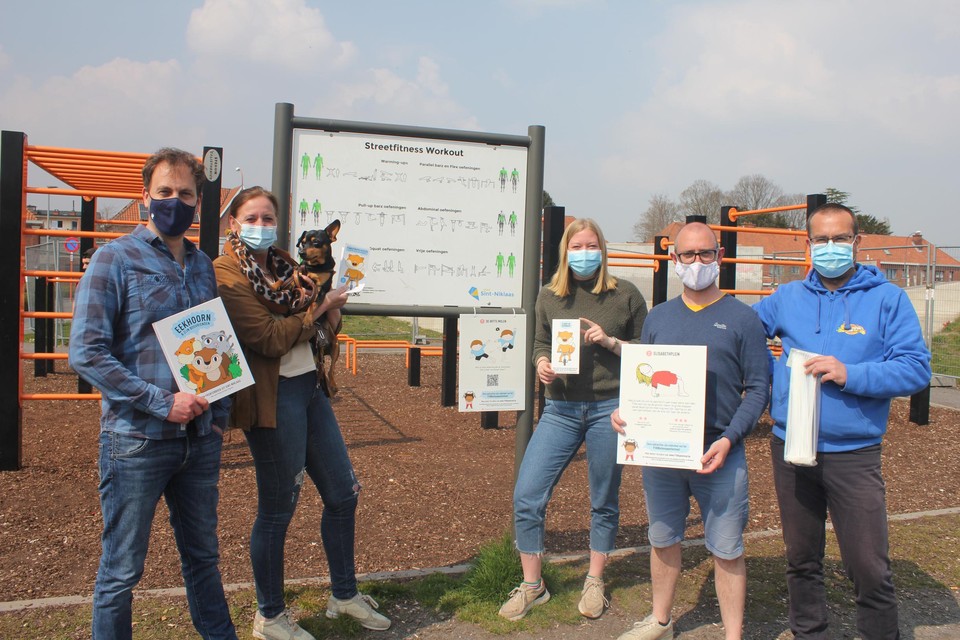 Dinsdag werden de laatste bordjes opgehangen aan de speelplekken. “Dit is al de tweede keer dat we de Buitenspeeldag anders moeten invullen”, zegt schepen De Bruyne (links).