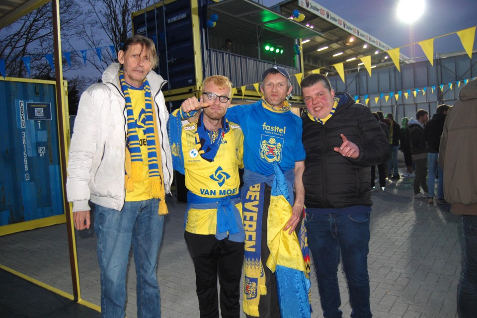 De Fan Village valt in de smaak bij Wim, Lemmy, Garry en David: “Hier samenkomen met de vrienden voor of na een wedstrijd van de ploeg van ons hart, dat is voetbal.”
