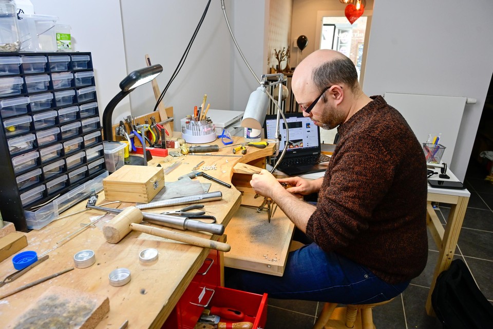 Edelsmid Tarik Menbhi werkt voornamelijk met zilver, maar andere edelmetalen zijn ook mogelijk.