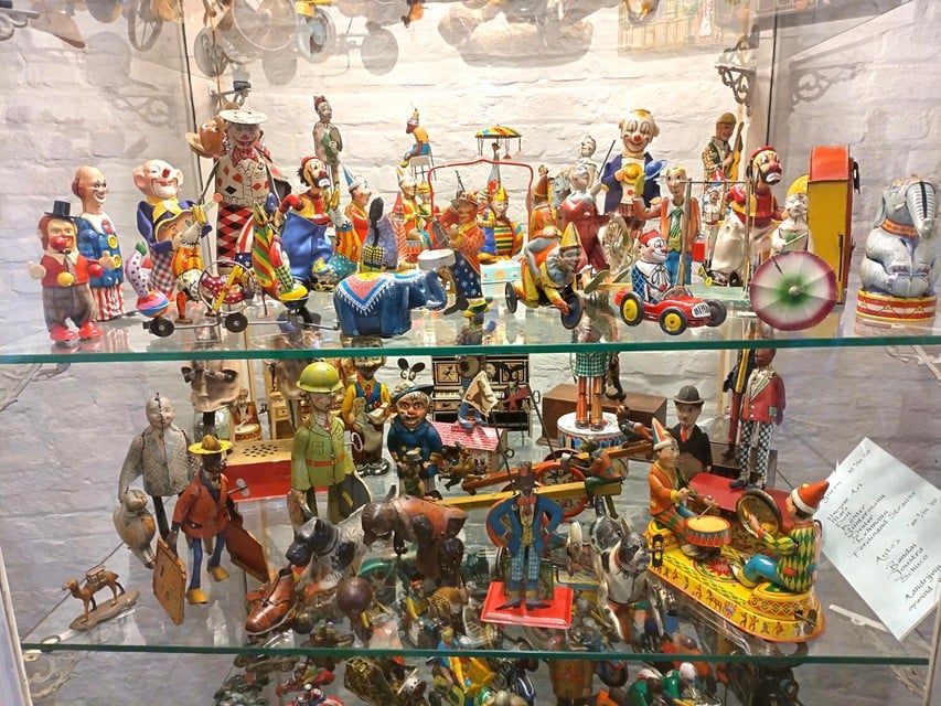 De tentoongestelde collectie bestaat uit meer dan 1.500 stukken speelgoed.