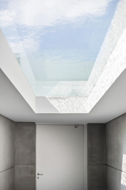 Upon entering the house you enter a corridor with direct views of the transparent swimming pool.