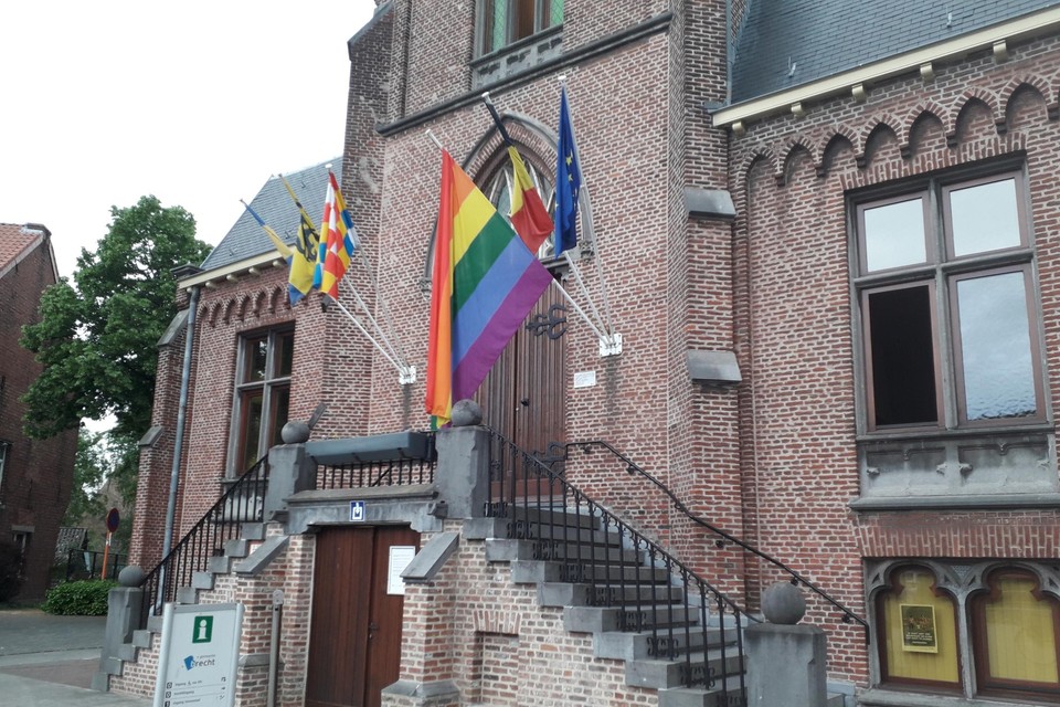 Aan het oud-gemeentehuis op de Gemeenteplaats hangt de regenboogvlag uit. 
