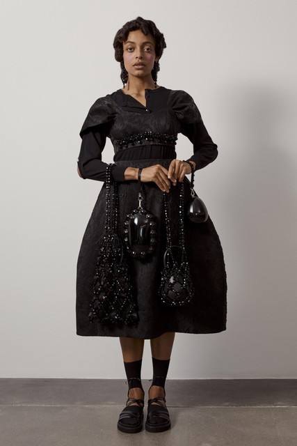 Een jurk uit de couturelijn van Simone Rocha voor komende lente. De ontwerpen voor de modeketen krijgen dezelfde insteek