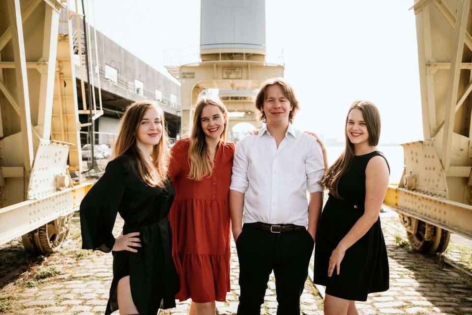 Laurien, Astrid en Charlotte Van den Broeck met Timothy, ze helpen je om het juiste restaurant te vinden.