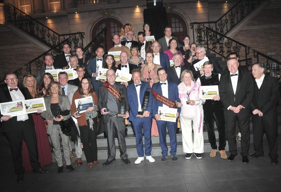 Alle winnaars van de Hospitality Awards met vooraan Guy Valckx en Guy Peeters (blauwe kostuums) van D’Achtste Zaligheid in Lille. 