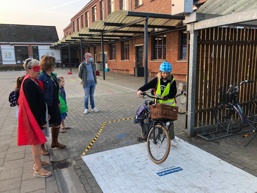 De verklede juffen Frieda en Nele van basisschool De Omnibus in Tielen verwelkomen met schepen Rob Guns de leerlingen met Bike2School.