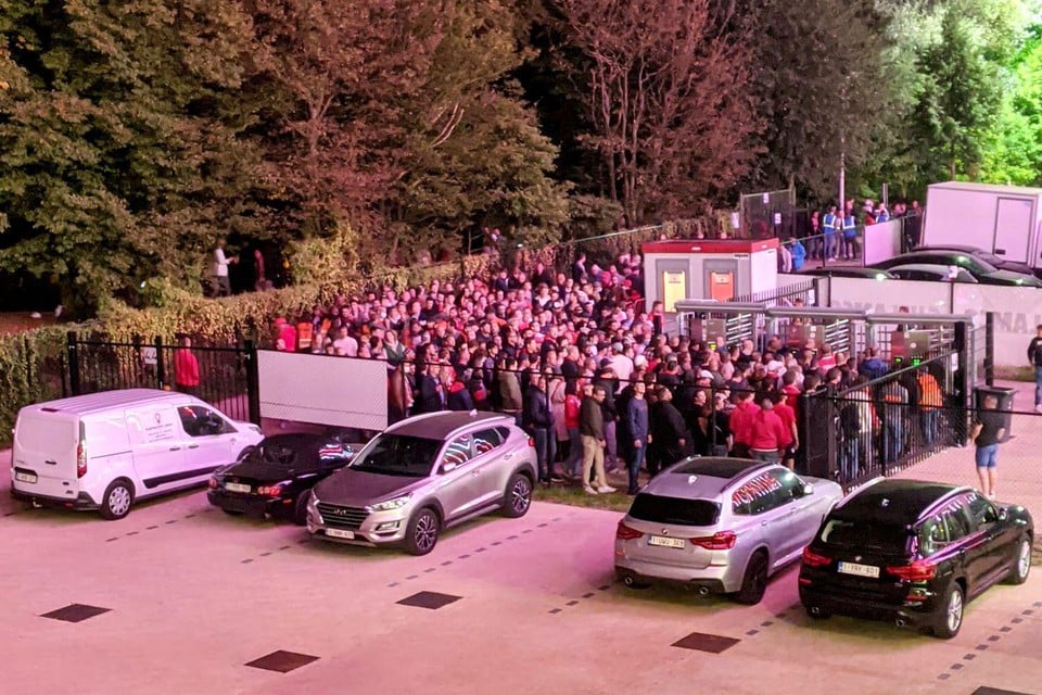 Een lange wachtrij voor Tribune 4: een hoop supporters geraakte niet op tijd op hun plek.