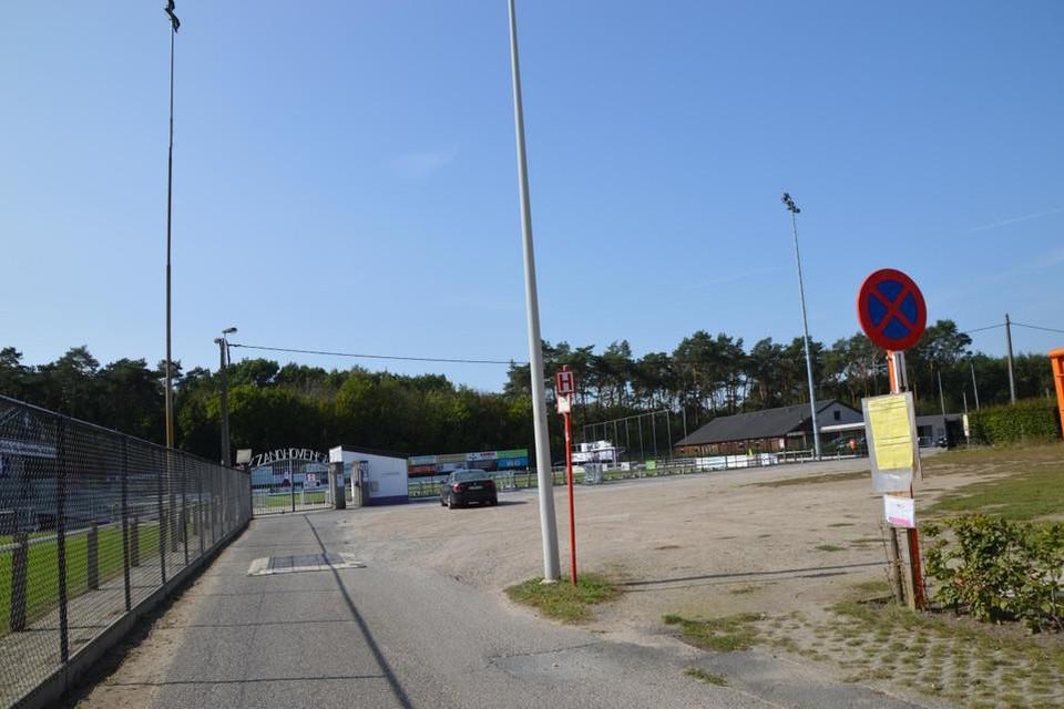Hier rechts van de voetbalvelden van Zandhoven komt een grote uitgeruste parking.