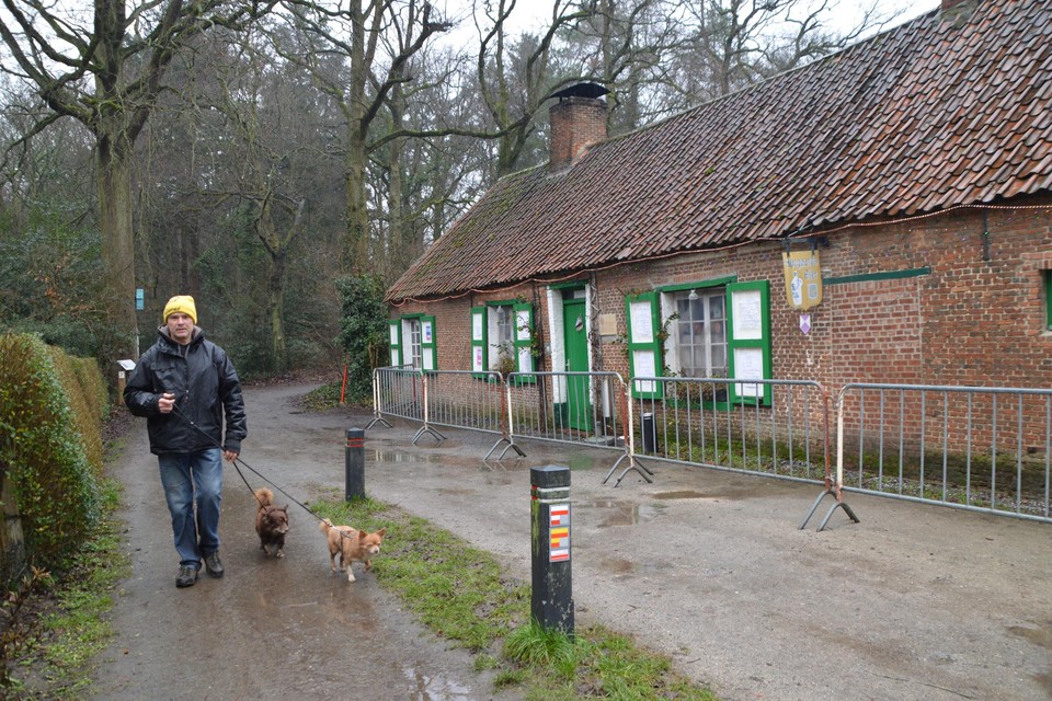 Een wandelaar langs het Boshuisje in Zoersel.