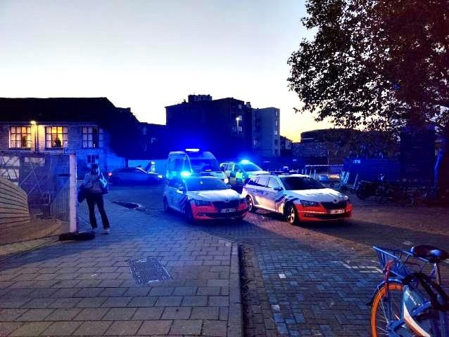 Politie en hulpdiensten kwamen zondagavond massaal ter plaatse aan het station Mechelen-Nekkerspoel. 
