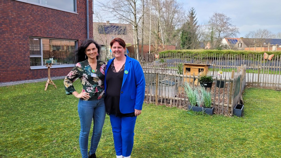 Nieuwe directrice Dana De Vos en hoofdverpleegkundigde Nancy in de nieuwe tuin op de afdeling Dementie.