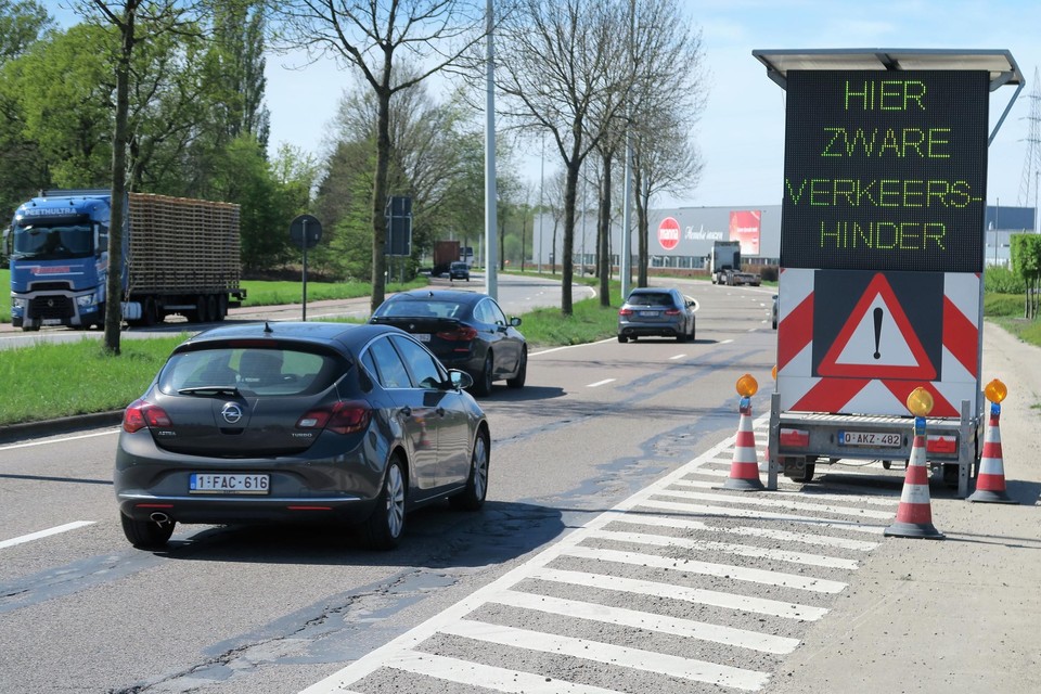 De Vlaamse overheid kondigt de ingreep met bijhorende hinder al weken aan met boodschappen langs de rijweg. 
