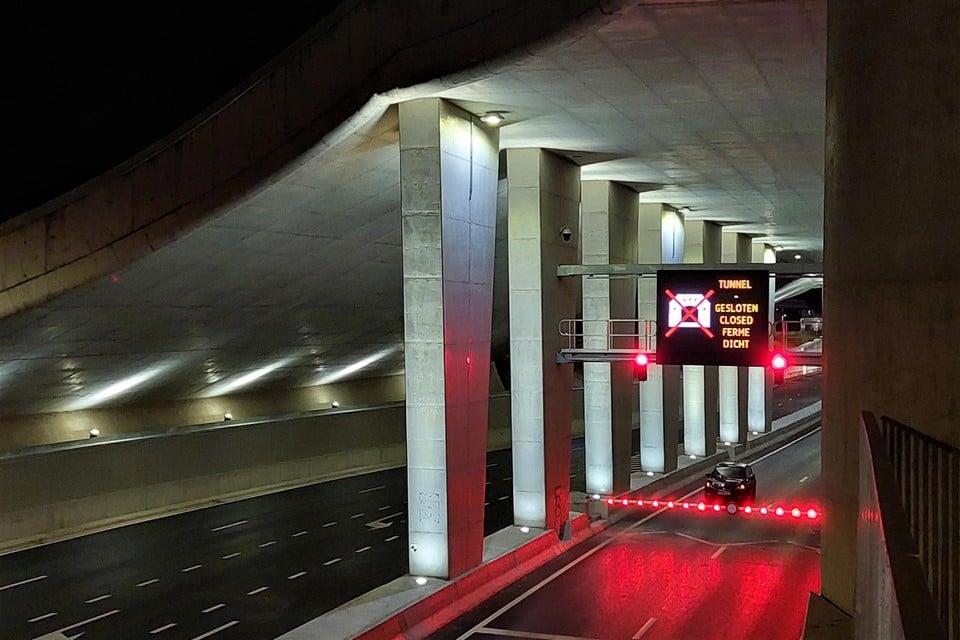 De tunnel werd zondagavond in de richting van Mechelen-Zuid afgesloten voor het verkeer. 