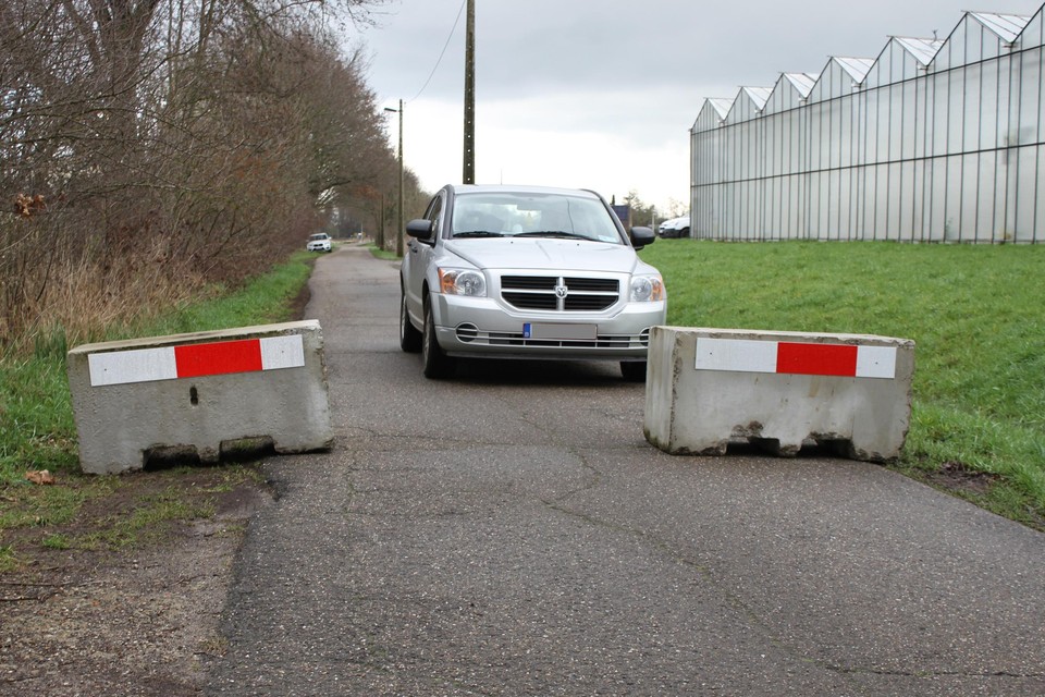 Een auto rijdt zich vast aan de tijdelijke knip in de Bremstraat.