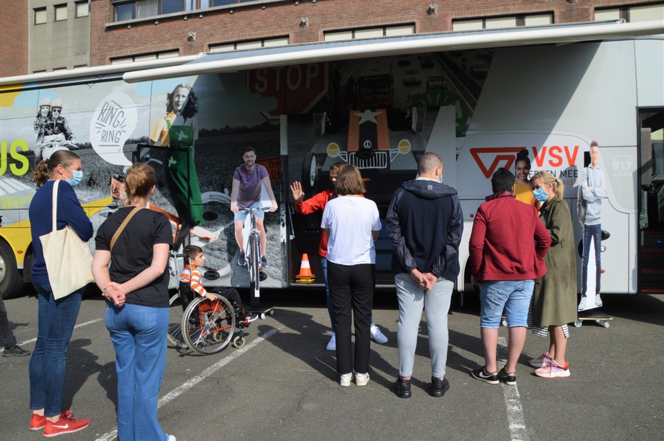 De Mobibus staat op de parking van het Reva in Pulderbos, dat de Vlaamse primeur krijgt.