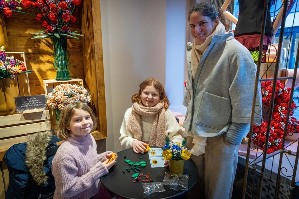 Sylvie with her two‍ daughters, who blunts a sunflower. 