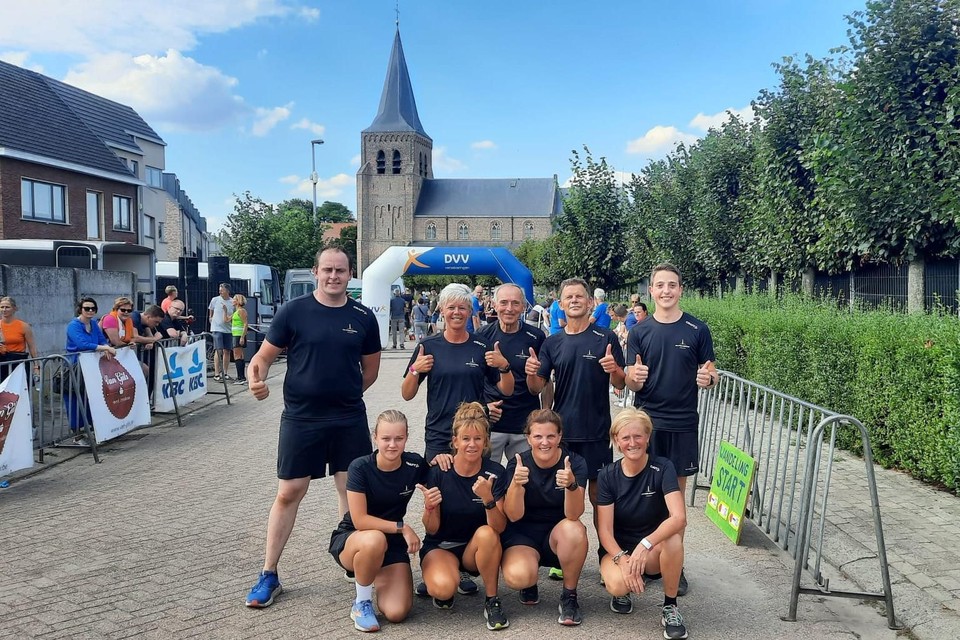 Het team van Uitvaartzorg Schillebeeckx deed mee aan alle disciplines, zowel aan de Pierenwandeling als de Pierenloop van 5 kilometer, 10 kilometer en 10 mijl. 