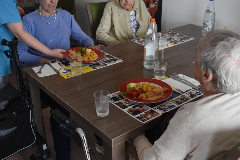 De bewoners kijken er elke dag naar uit om van hun eten te genieten.