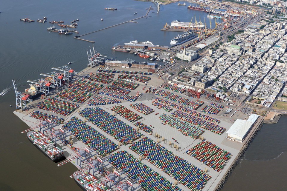 Deze simulatie toont de toekomstige containerterminal die Katoen Natie in de Uruguayaanse havenstad Montevideo zal uitbaten.
