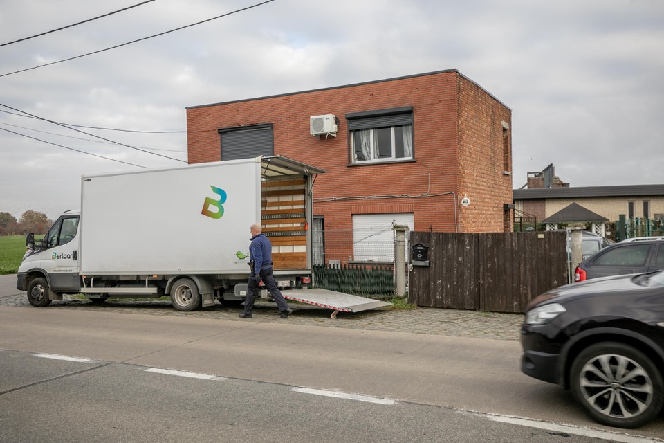 Medewerkers van de gemeente Berlaar haalden de aangetroffen zaken weg met een vrachtwagen van de gemeente. 