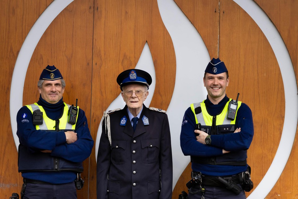 Joris, Frans en Vincent Beckers voor het grote politielogo van het politiecommissariaat van Schoten op het Gasketelplein.