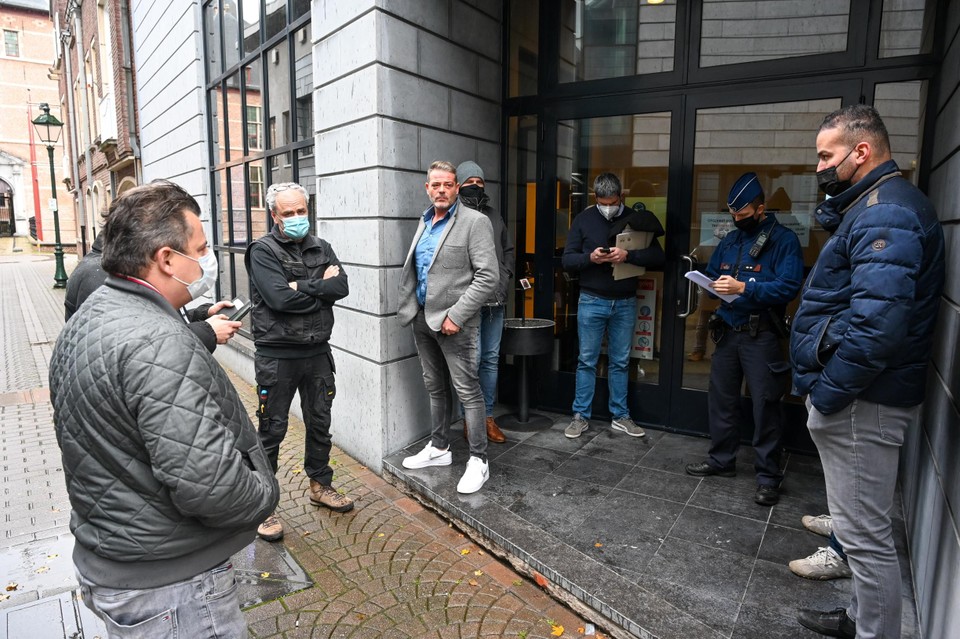 Steve (grijze vest), de vader van de verongelukte Tibau Verelst, wacht aan de ingang van de politierechtbank in Turnhout.  