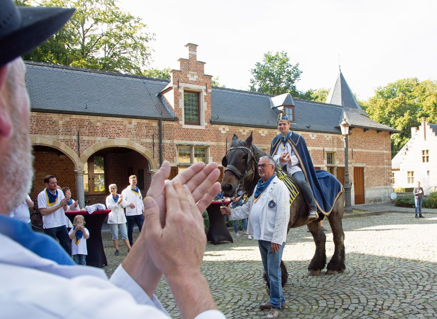 Met applaus en muziek werd koning Joppe ontvangen.
