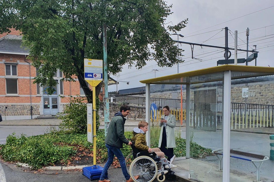 Slechts bij 5% van de Willebroekse bushaltes kunnen rolstoelgebruikers zelfstandig de bus op. 