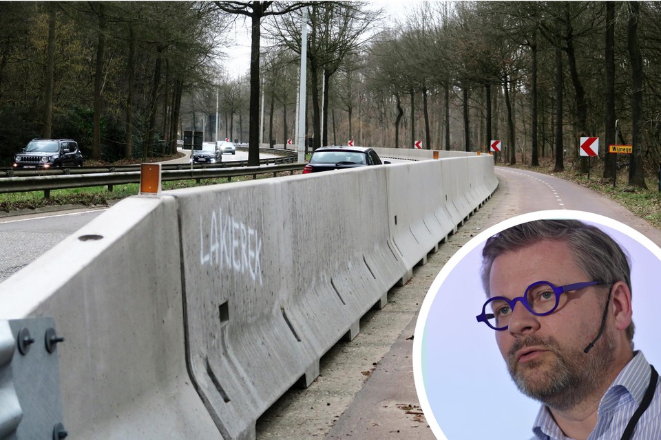 Langs de Houtlaan op de grens van Schilde en Wijnegem worden fietsers met hoge betonblokken beschermd tegen het wegverkeer.