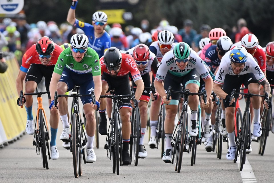 Zo gidst Michael Morkov met een perfecte Lead-out zijn sprinter Sam Bennett naar de overwinning. En dan maakt ook hij het zegebaar.