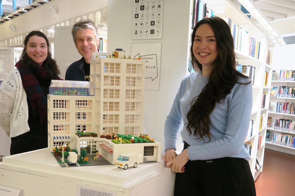 Dirk Denoyelle zet niet alleen zijn creativiteit en Lego-bouwsteentjes in om de boodschap van duurzaam wonen en leven kracht bij te zetten, maar ook de kennis en ideeën van zijn dochters Yanaika en Laura. Hier alle drie bij de opening van de expo in de Braembibliotheek.  