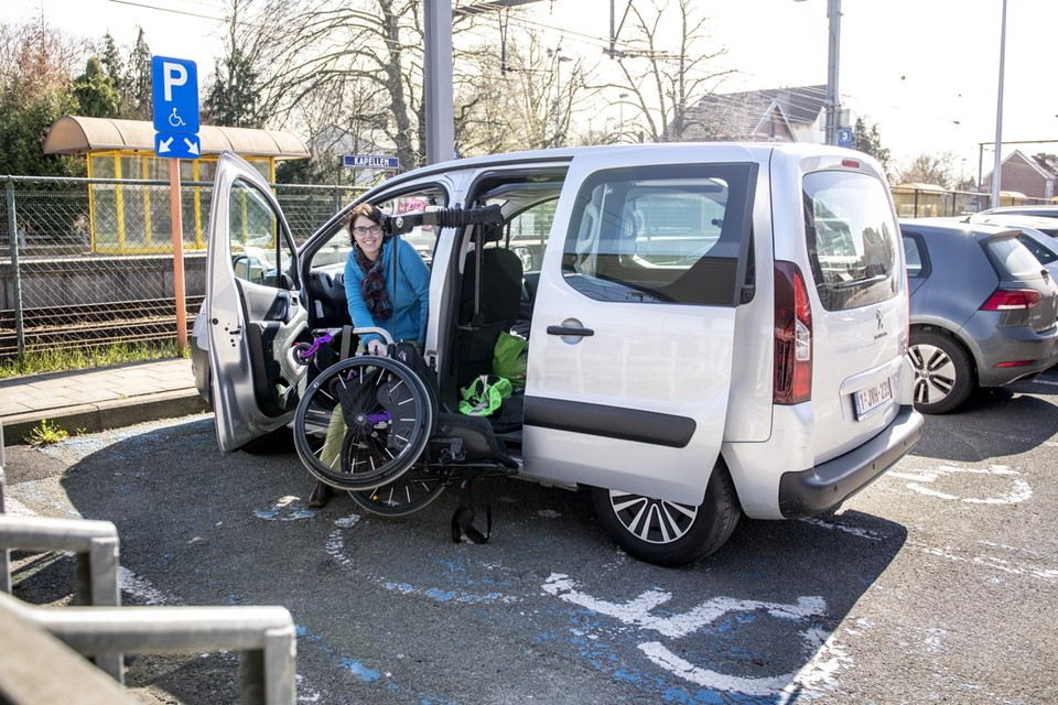 Van de auto in de rolstoel: als de parkeerplaats te smal is, moet Joke er twee innemen. 