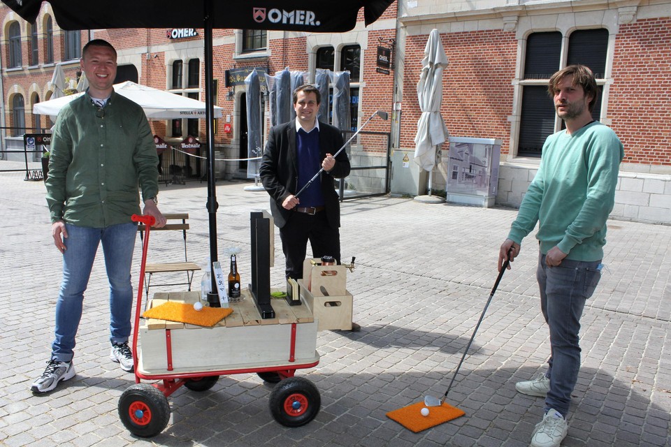 Vincent Hellemans, schepen van Toerisme Rik Verwaest en Björn Gielen staan rond een bolderbar.