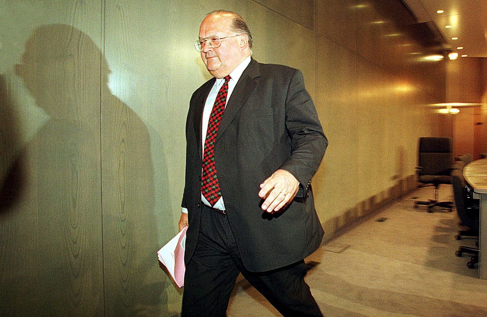 Jean-Luc Dehaene verlaat een persconferentie op 14 juni 1999 waarin hij aangekondigd heeft dat koning Albert I de ontslag van zijn regering aanvaardt.