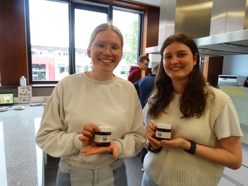 Emma De Rycke en Kato Cuypers maakten een lactosevrije spread met chocolade en aardbeien.