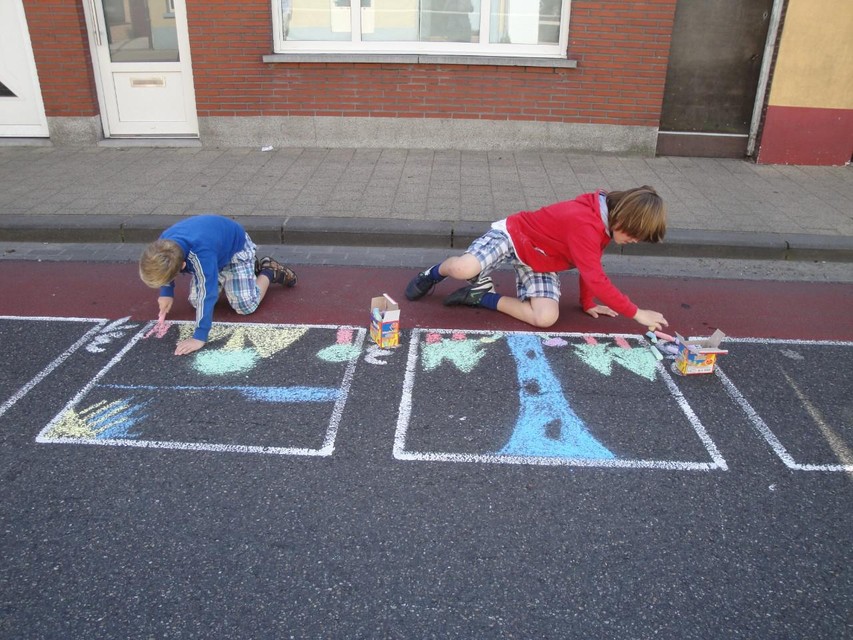 Tekenen op straat tijdens de autoloze zondag in de Molenstraat. 