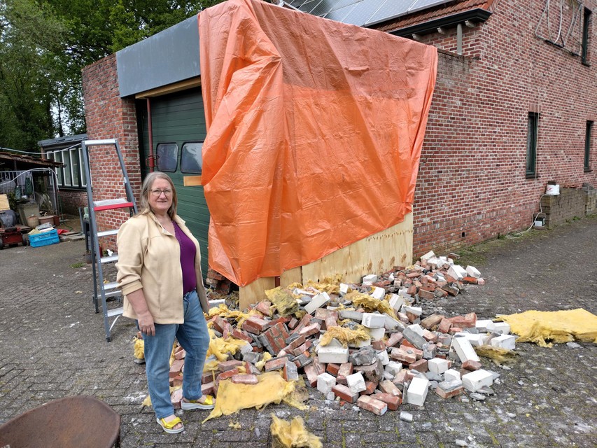 Bewoonster Linda Van Gestel bij de brokstukken van de vernielde garage.