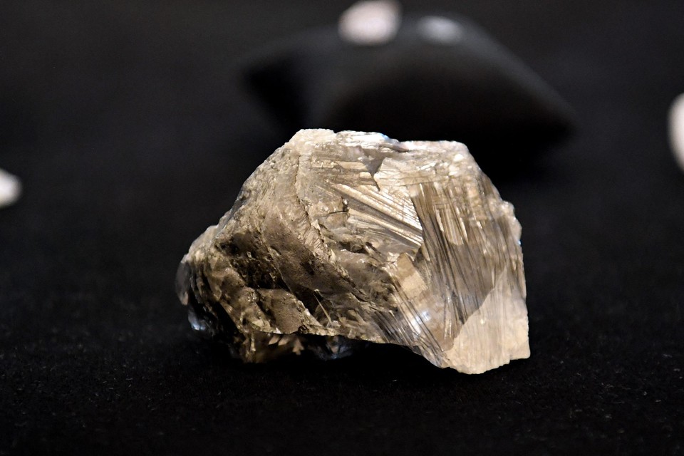 De diamant heeft nog geen naam. Hij weegt 234,8 gram en is zo groot als een baseball. De steen zal in Antwerpen worden geslepen. 