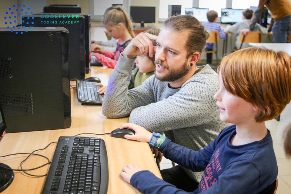 CodeFever leert kinderen vanaf het derde leerjaar de kneepjes van het programmeren van computers. 