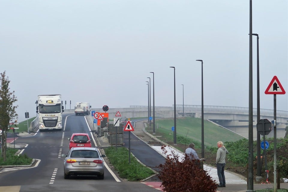 De nieuwe brug op de Wijnegemsteenweg is nog niet toegankelijk voor vrachtwagens, maar daar wordt maar weinig rekening mee gehouden. 