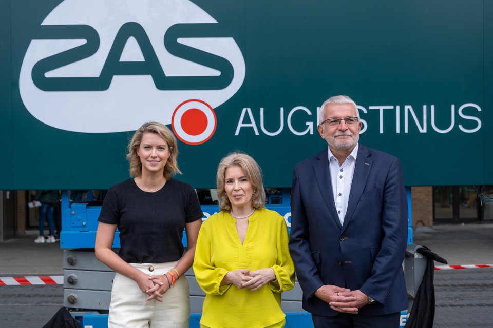 Voorzitter en schepen van Gezondheidzorg Els van Doesburg, CEO Willeke Dijkhoffz en ondervoorzitter Etienne Wauters voor het nieuwe ZAS-logo op campus Augustinus in Wilrijk.