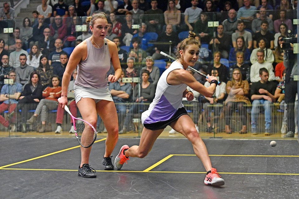 Tine Gilis (links) in actie tegen zus Nele.
