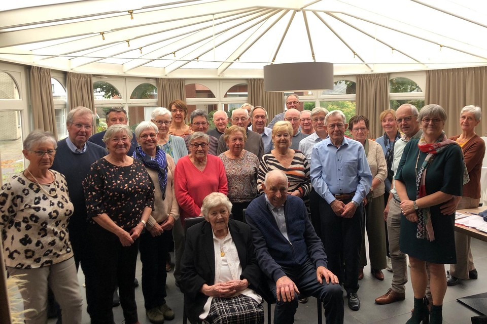De neven en nichten van de familie Van Lieshout verzamelen met hun partners in zaal De Notelaar in Kasterlee.