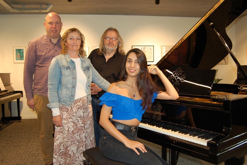 Davy, Ingrid en Lode van het pianoatelier en Oksana aan de oefenpiano voor de benefietconcerten. 