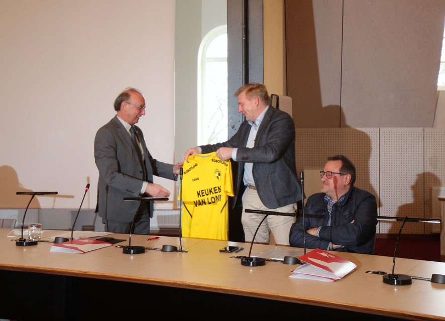 Burgemeester Boogaerts kreeg nog een attentie van voorzitter Van Thillo van Lierse Kempenzonen. 