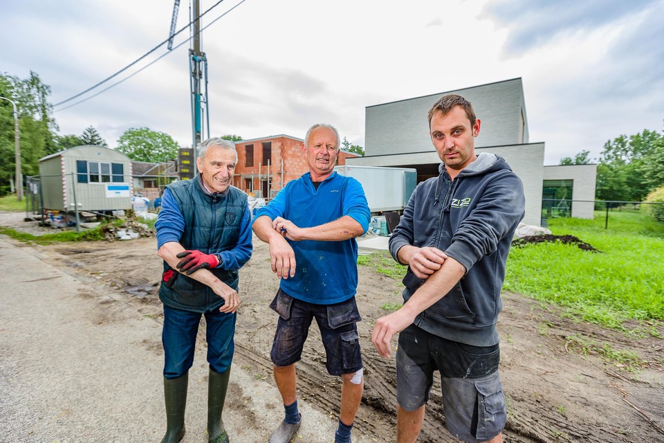 En maar krabben in de Berkenlei in Grasheide ... De muggenplaag maakt omwonden, passanten en bouwvakkers horendol.