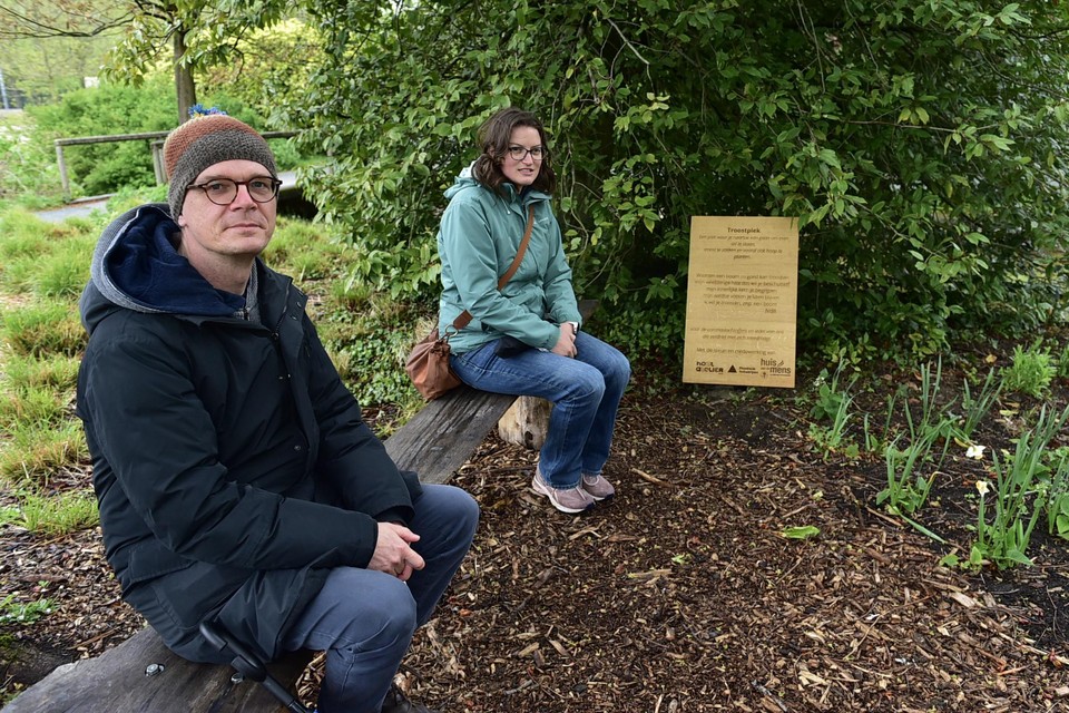 Joke en Maarten van het Huis van de Mens op de troostplek in het Vrijbroekpark.